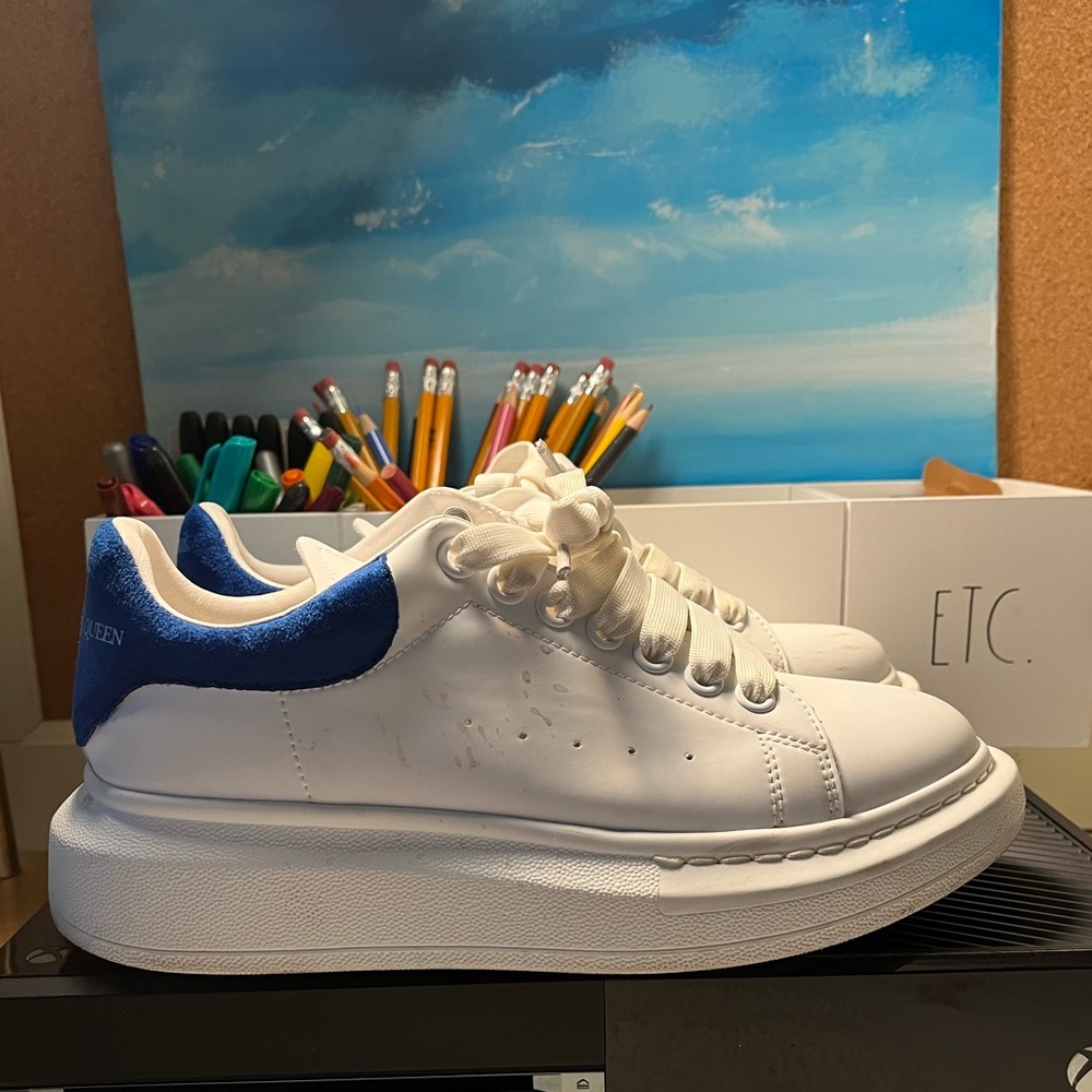 Alexander McQueen (Women's Oversized Sneaker in White/paris Blue)